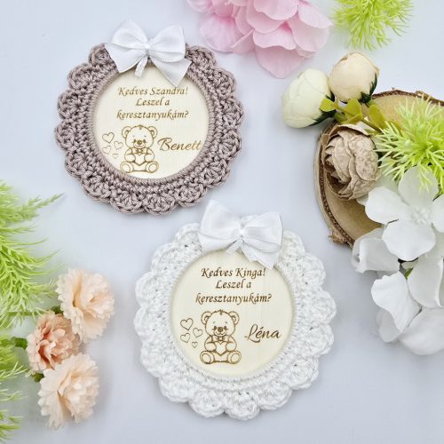 Keresztszülő felkérő horgolt, gravírozott hűtőmágnes