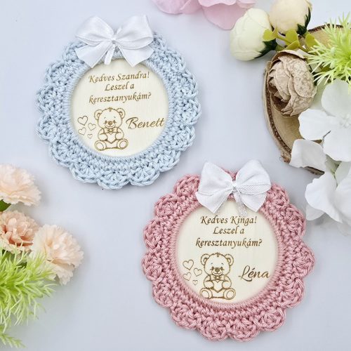 Keresztszülő felkérő horgolt, gravírozott hűtőmágnes