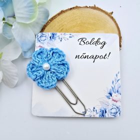   Kék horgolt virágos könyvjelző óriás gémkapoccsal, ajándékkártyán