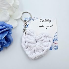   Fehér színű horgolt szív kulcstartó ajándékkártyával