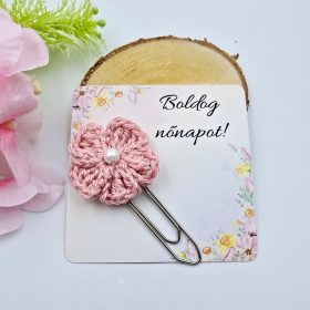   Rózsaszín horgolt virágos könyvjelző óriás gémkapoccsal, ajándékkártyán