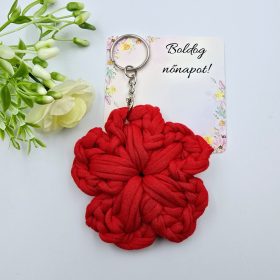   Piros színű horgolt virág kulcstartó ajándékkártyával