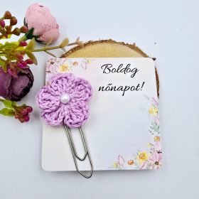   Lila horgolt virágos könyvjelző óriás gémkapoccsal, ajándékkártyán