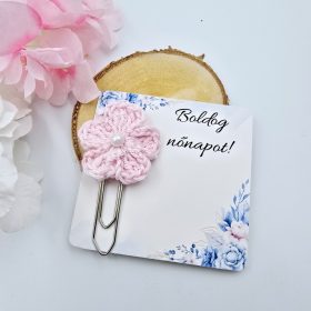   Halvány rózsaszín horgolt virágos könyvjelző óriás gémkapoccsal, ajándékkártyán
