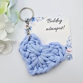   Világos lenkék színű horgolt szív kulcstartó ajándékkártyával