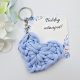 Világos lenkék színű horgolt szív kulcstartó ajándékkártyával