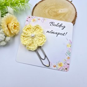   Halvány sárga horgolt virágos könyvjelző óriás gémkapoccsal, ajándékkártyán