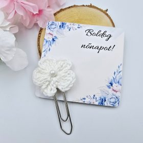   Fehér horgolt virágos könyvjelző óriás gémkapoccsal, ajándékkártyán