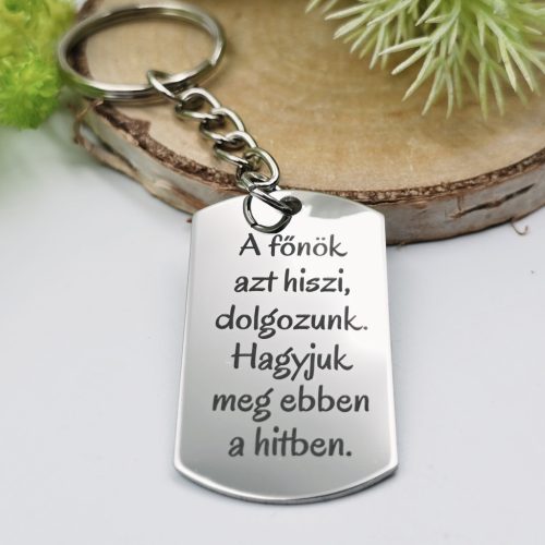 „A főnök azt hiszi dolozunk” kulcstartó