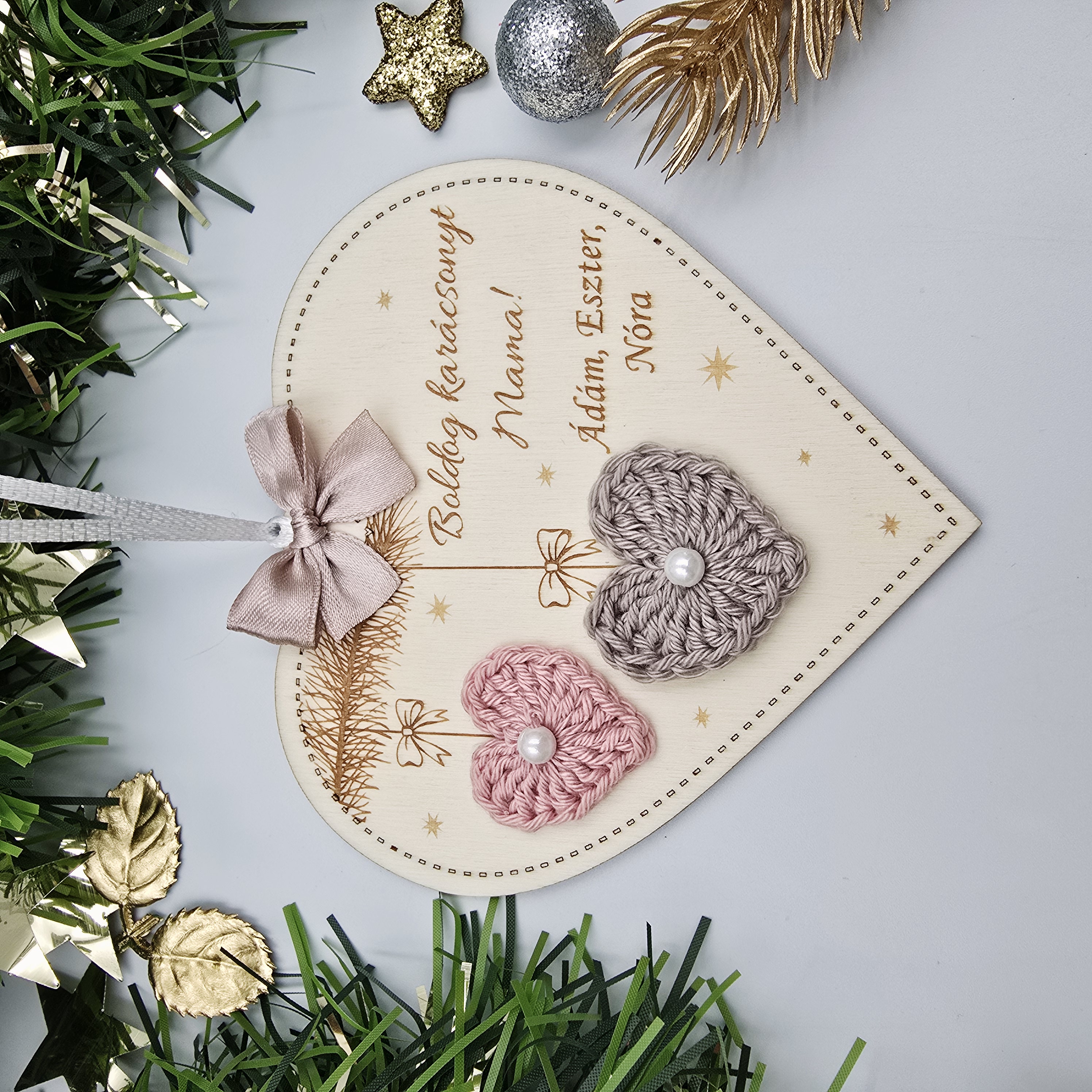 Gravírozott fa dísz horgolt szívvel több színben