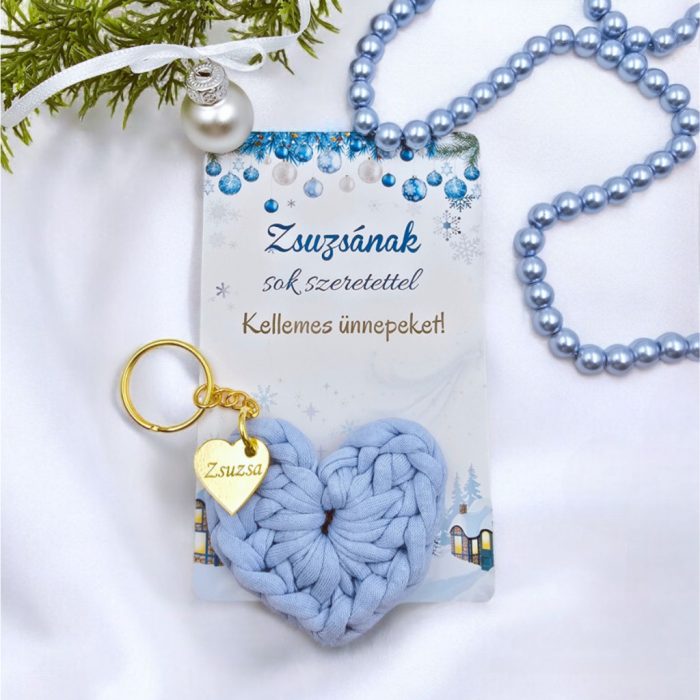 Horgolt szív kulcstartó gravírozott medállal karácsonyi ajándék óvó néninek