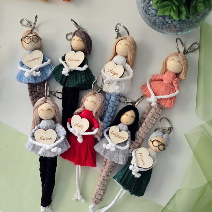 Személyre szabható makramé kulcstartó figurák gravírozott fa szívvel