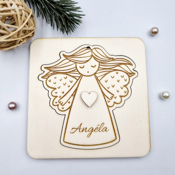Gravírozott fa karácsonyfadísz angyalkával, névreszóló karácsonyi ajándék óvó néninek