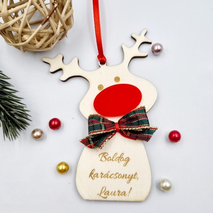 Gravírozott fa karácsonyfadísz renszarvassal, névre szóló ajándék óvó néninek