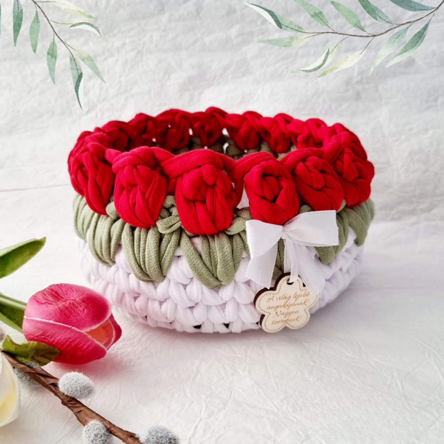 Horgolt tárolókosár tulipános óvónéninek